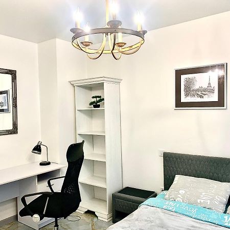 4-Room Jacuzzi Apartment Лвив Екстериор снимка