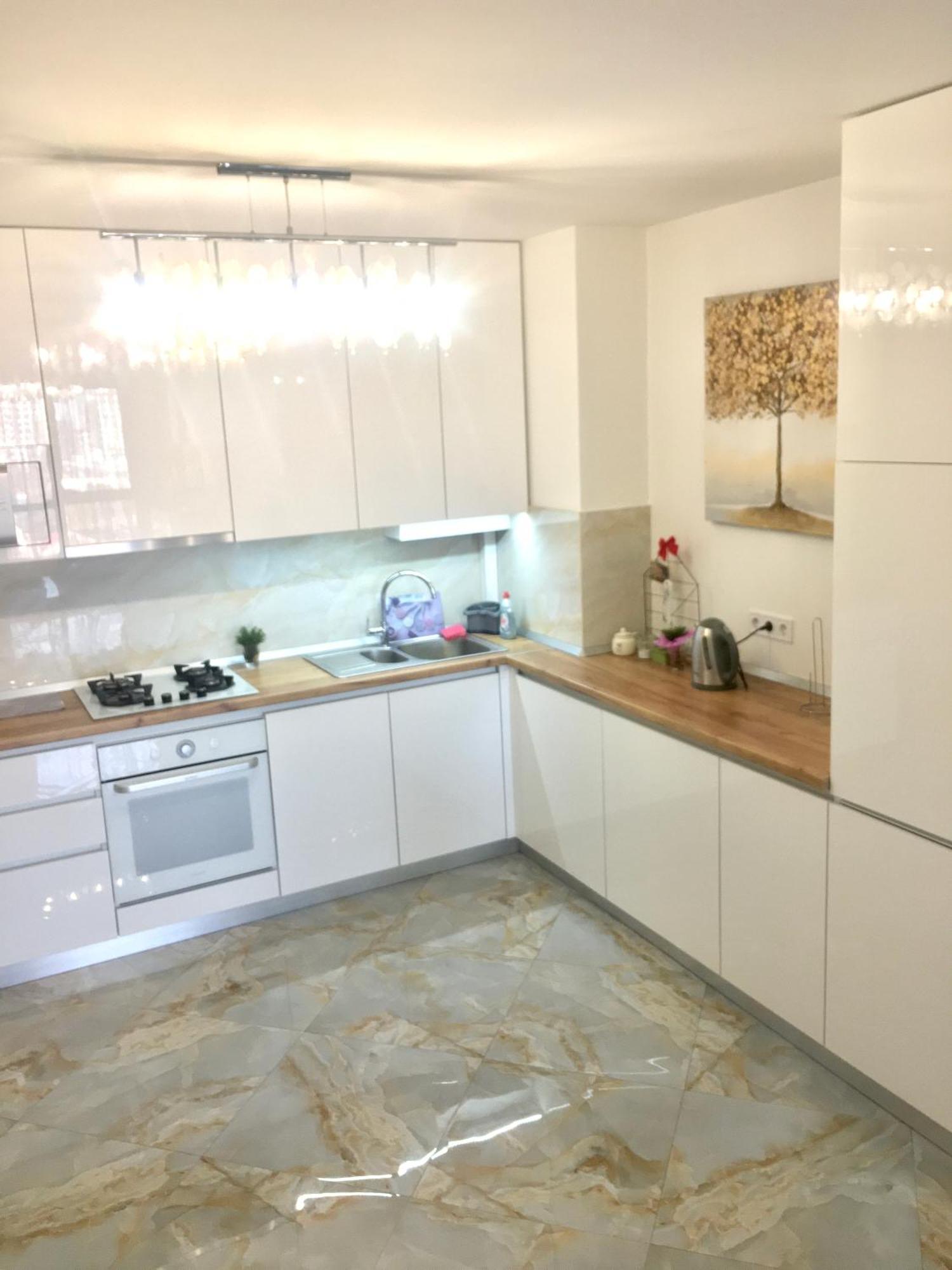 4-Room Jacuzzi Apartment Лвив Екстериор снимка