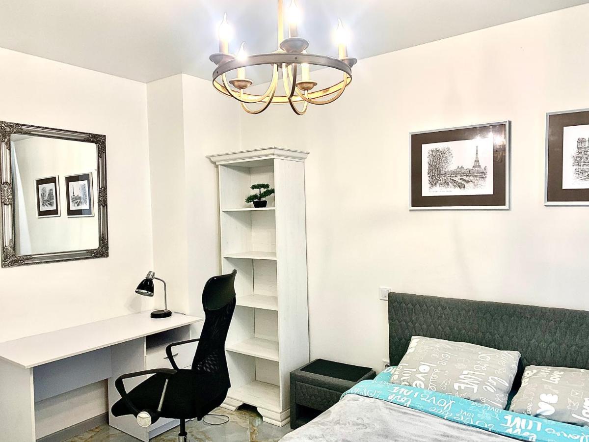 4-Room Jacuzzi Apartment Лвив Екстериор снимка