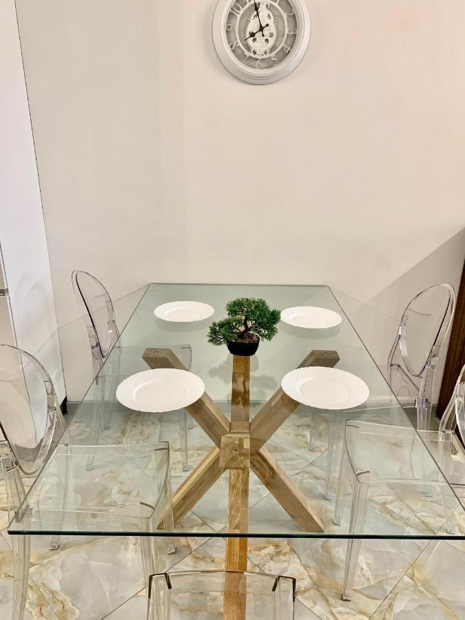 4-Room Jacuzzi Apartment Лвив Екстериор снимка