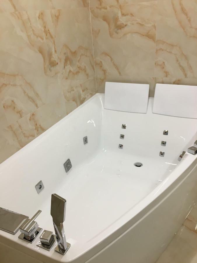 4-Room Jacuzzi Apartment Лвив Екстериор снимка