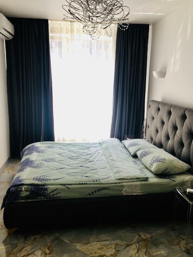 4-Room Jacuzzi Apartment Лвив Екстериор снимка