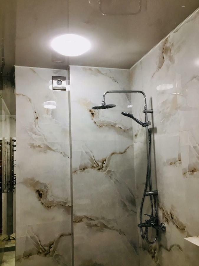 4-Room Jacuzzi Apartment Лвив Екстериор снимка