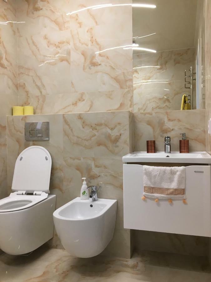 4-Room Jacuzzi Apartment Лвив Екстериор снимка