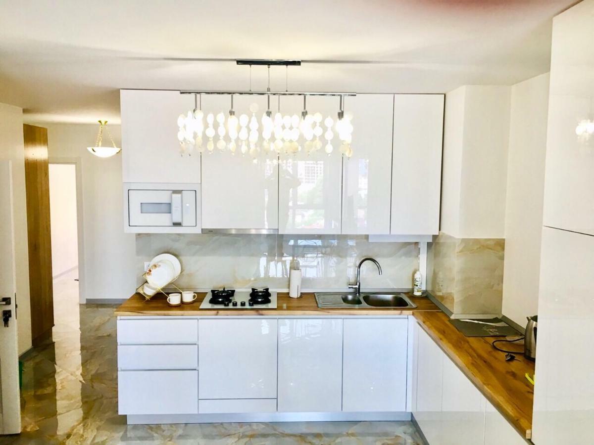 4-Room Jacuzzi Apartment Лвив Екстериор снимка