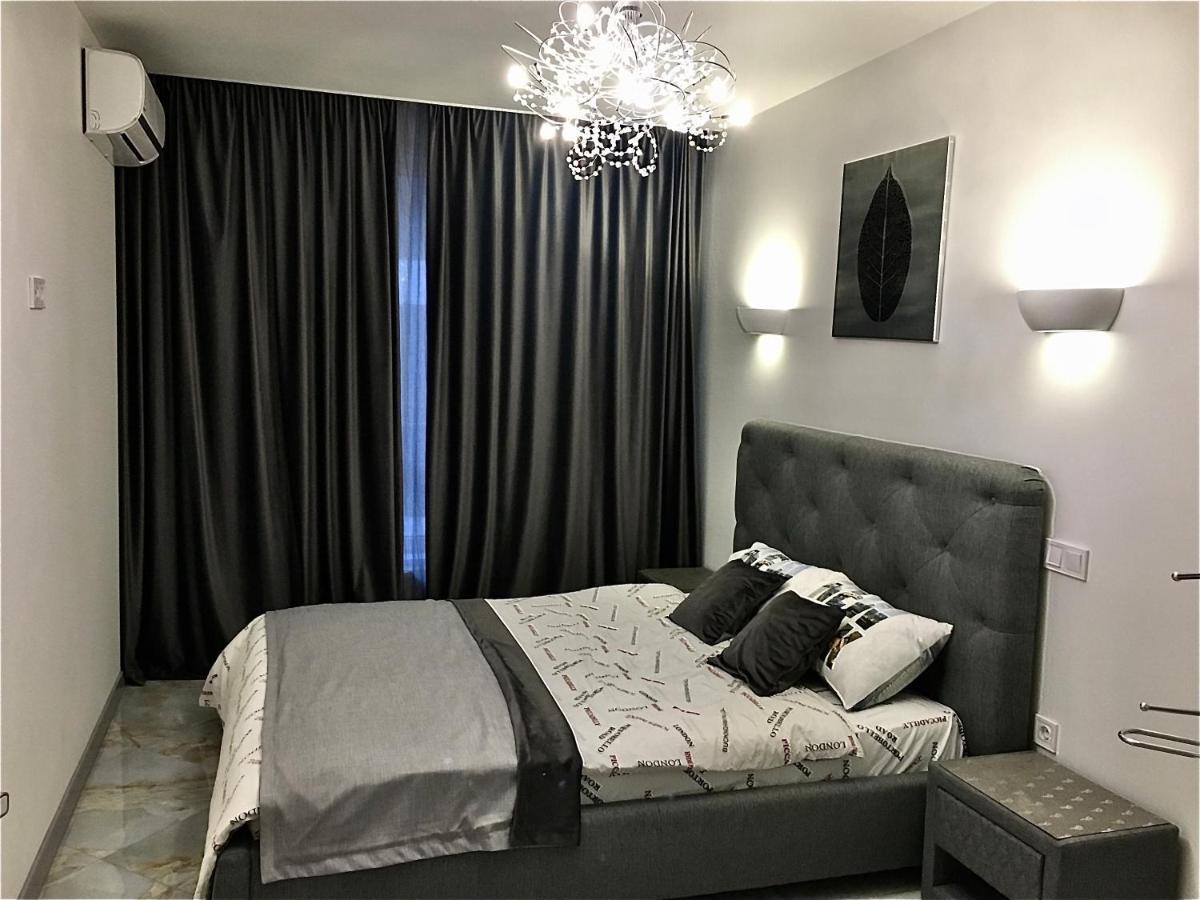 4-Room Jacuzzi Apartment Лвив Екстериор снимка
